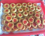 Foto langkah ke 5 dari resep Strawberry Thumbprint Cookies.