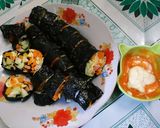 Hình bước làm 4 của món Kimbap eat clean nhiều rau củ ít cơm ♥️♥️♥️