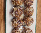 Áfonyás és mangós- kókuszos fehércsokis golyó recept fázis 4 fotója