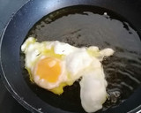Foto del paso 8 de la receta: Huevos rotos con gulas y langostinos