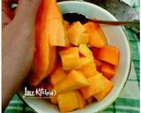 Foto langkah ke 7 dari resep Cooking Hacks - Cara Cepat Kupas Mangga.