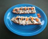 Foto del paso 5 de la receta: Barra de pan de centeno con crema de queso y hojas verdes