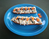 Foto del paso 5 de la receta: Barra de pan de centeno con crema de queso y hojas verdes