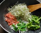 A picture of step 5 of Maggi noodles mix vegetables Chinese Hakka noodles style.