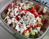 Une image de l'étape 6 de Salade de tomates roses et concombre à la crème, feta et persil.