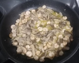 Foto del paso 3 de la receta: Pasta con setas y gambas