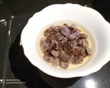 Foto del paso 1 de la receta: Merluza con Muselina de Ajo y Guarnición con Pasas al Oporto