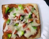 चीजी ब्रेड पिज़्ज़ा (cheesy bread pizza recipe in Hindi) रेसिपी चरण 7 फोटो