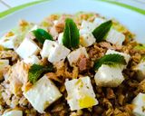 Foto del passaggio 5 della ricetta Insalata di farro con tonno, cetrioli, feta e menta