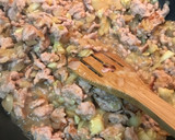 Foto del paso 3 de la receta: Calabacín relleno de pollo y pavo