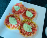 Foto del paso 1 de la receta: Ensalada de tomate con salsa cremosa de aguacate y tortita de verduras😋😋