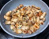 Foto langkah ke 8 dari resep Babi goreng cabai garam dengan daun bawang.
