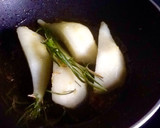 Foto del paso 2 de la receta: Ensalada templada de peras al jengibre con queso, nueces y miel