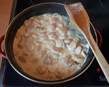 Foto del paso 5 de la receta: 91. Salchichas Bratwurst con champiñones en salsa