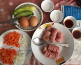 รูปขั้นตอนการทำที่ 1 ของ ข้าวผัดแหนม