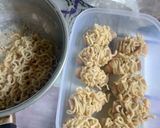 Foto langkah ke 3 dari resep Sosis mie gulung (tanpa telur).