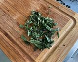 Une image de l'étape 6 de Salade de concombres et tomates au labneh, menthe et feta.
