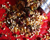 Foto del paso 2 de la receta: Granola de pistachos y arándanos a la sartén