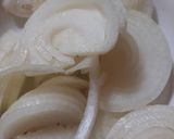 Foto del paso 2 de la receta: Alitas encebolladas con zapallito revuelto