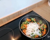 Foto del paso 3 de la receta: Salteado de verdura con salmón
