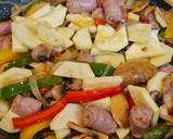 Foto del paso 4 de la receta: Salchichas salteadas con pimientos, calabacín y champiñones