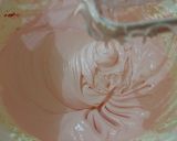 Foto langkah ke 3 dari resep Bolu Strawberry.