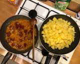 Hagymás - kolbászos - sajtos krumpli Mark módra recept fázis 3 fotója