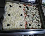 صورة لخطوة 3 من وصفة بيتزا كاري 🍕ميلونج الصلصة الحمراء والبيضاء