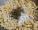 A picture of step 2 of Onion Pasta with mayonnaise.