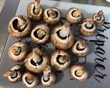 Une image de l'étape 1 de Champignons bruns farcis bœuf, légumes, emmental et tomates.
