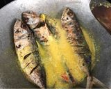 Foto langkah ke 4 dari resep Ikan kembung bumbu kuning.