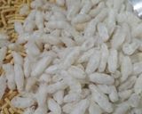 A picture of step 1 of Mudhi (bhelpuri).