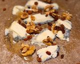 Une image de l'étape 2 de 💚 Galette de sarrasin au fromage de chèvre, noix, raisins secs et miel.