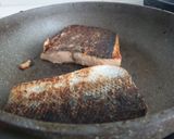 Foto del paso 4 de la receta Salmón con trigueros y Bechamel de roquefort