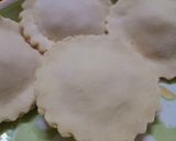 Hình bước làm 3 của món Bánh pateso nhân thịt trứng