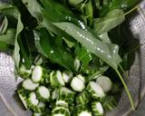 Foto langkah ke 1 dari resep Sayur Asem Oyong Kangkung.