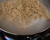 Foto langkah ke 2 dari resep Mie Instan Kuah Pedas.