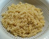 Φωτογραφία βήματος 2 της συνταγής Greek pasta salad. Σαλάτα ζυμαρικών αλλά ελληνικά