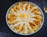 Foto langkah ke 7 dari resep Sun Flower Pizza (dengan isian simpel: sosis dan keju).