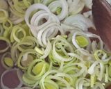 Foto del paso 3 de la receta: Salsa liviana de puerros y queso crema light