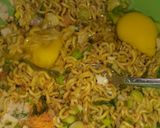 Foto langkah ke 2 dari resep Martabak Rumahan Isi Mie Telor & Kekian Udang.
