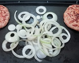 Foto del paso 3 de la receta: Hamburguesa de pollo y zanahoria con guarnición de setas y bacon