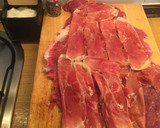 Foto del paso 2 de la receta: Falda de ternera rellena de jamón y pera 