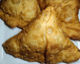 A picture of step 3 of Qeemay k samosay.