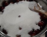 Foto del passaggio 2 della ricetta Stafyli - Gliko koutaliou Uva - dolce al cucchiaio