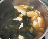 Hình bước làm 2 của món Canh rong biển nấu đậu non, tương miso