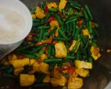 Foto langkah ke 4 dari resep Tumis Kacang Panjang Tahu Kuning.