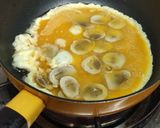 รูปขั้นตอนการทำที่ 2 ของ ไข่เจียวเห็ดฟาง