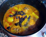 Foto del paso 6 de la receta: Pollo estofado a la moruna con patatas y pasas