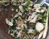Foto langkah ke 2 dari resep Tumis cumi asin.